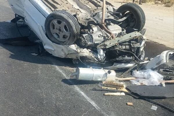 امدادرسانی آتش‌نشانان مشهدی به جوان محبوس در حادثه واژگونی خودرو 
