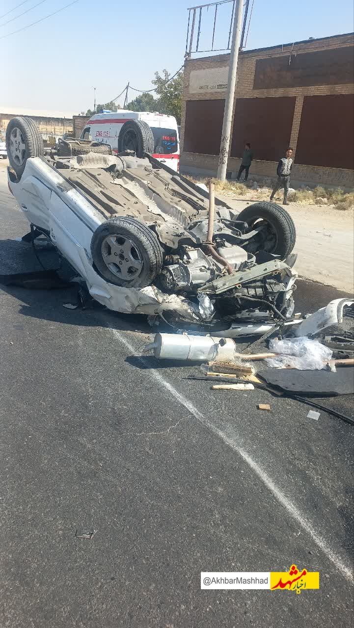 امدادرسانی آتش‌نشانان مشهدی به جوان محبوس در حادثه واژگونی خودرو 
