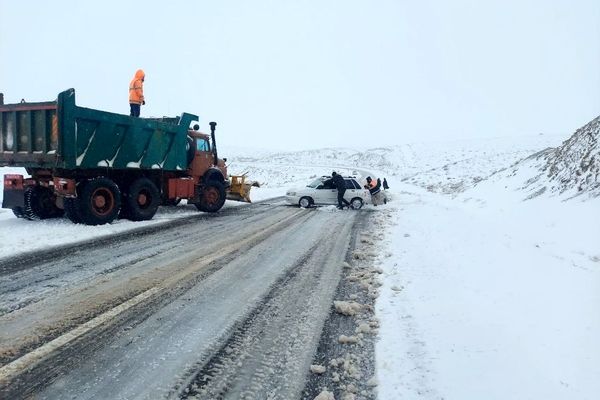 ۵۸۳ حادثه دیده در برف و کولاک خراسان رضوی امدادرسانی شدند