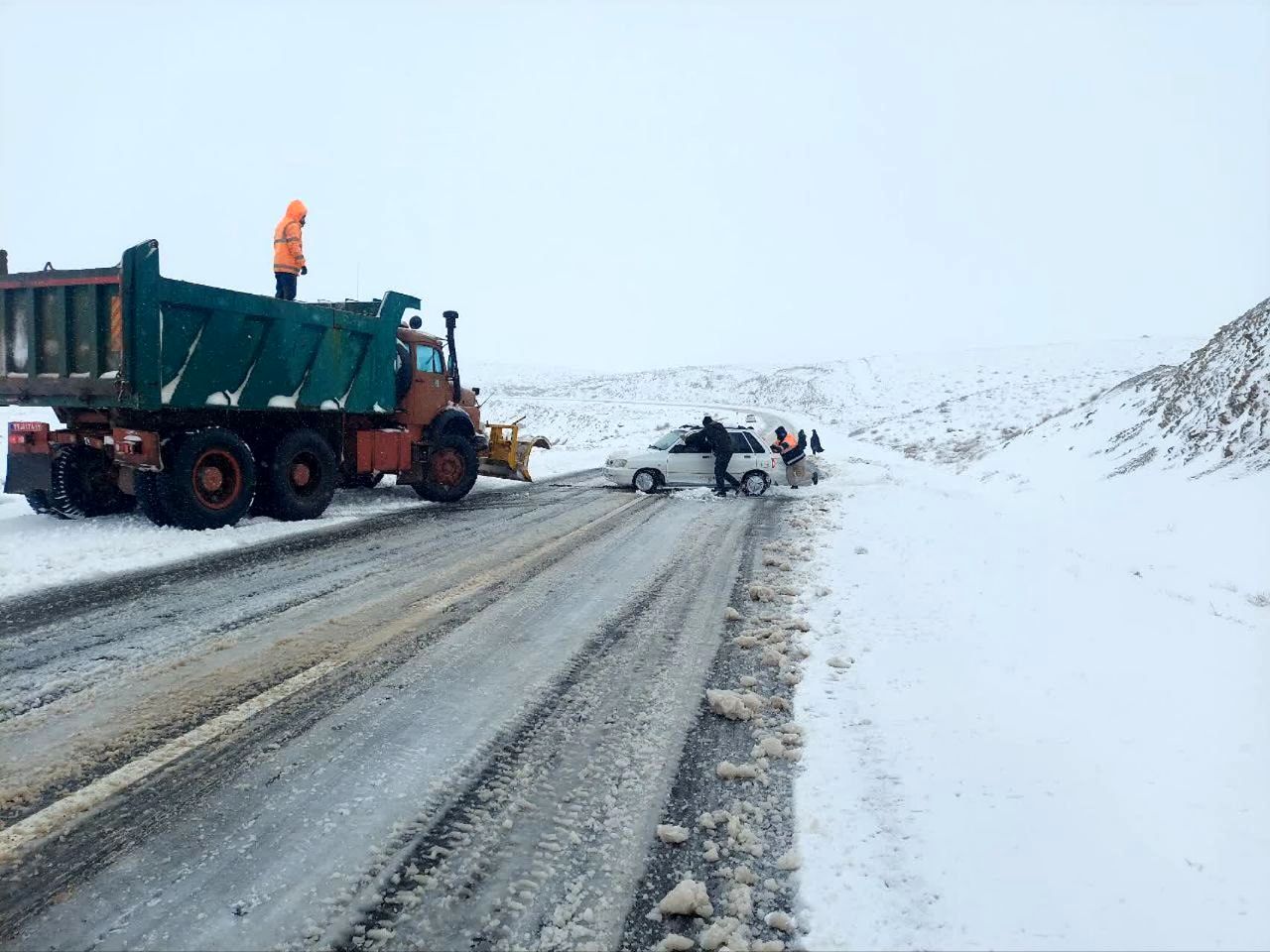 ۵۸۳ حادثه دیده در برف و کولاک خراسان رضوی امدادرسانی شدند