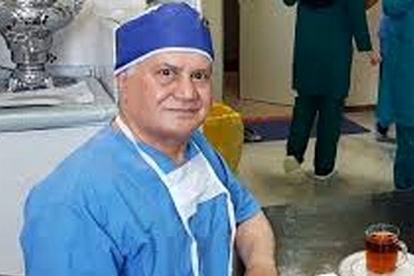 لحظه سکته پزشک معروف مشهدی در حین طبابت/ ویدئو
