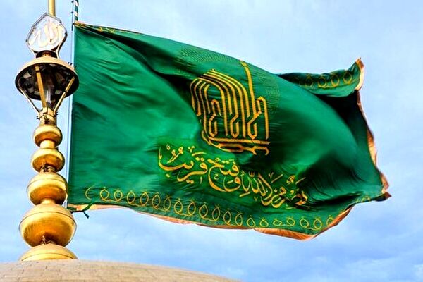 تعویض پوش ضریح و پرچم گنبد در صبح میلاد امام رضا(ع)