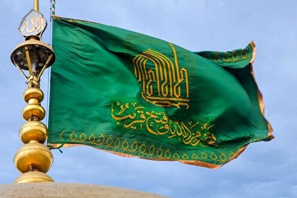 تعویض پوش ضریح و پرچم گنبد در صبح میلاد امام رضا(ع)