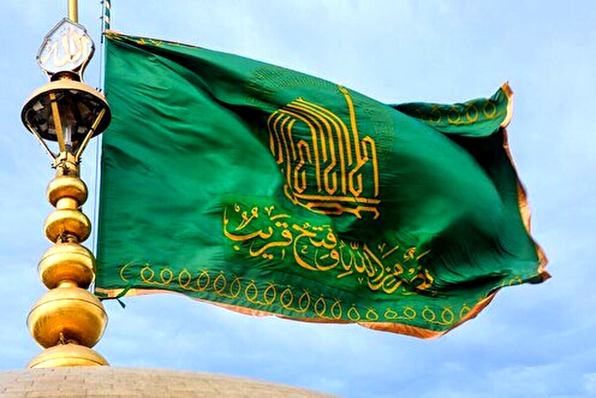 تعویض پوش ضریح و پرچم گنبد در صبح میلاد امام رضا(ع)