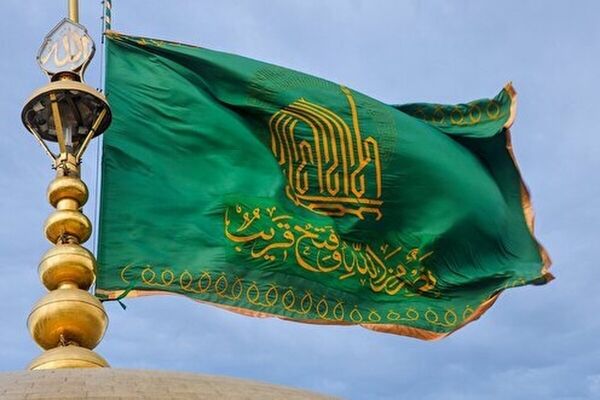 تعویض پوش ضریح و پرچم گنبد در صبح میلاد امام رضا(ع)