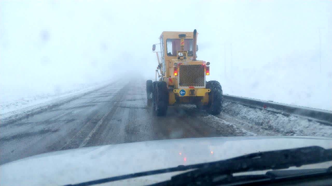 مسدود شدن ۳ محور اصلی شهرستان فریمان به دلیل برف و کولاک