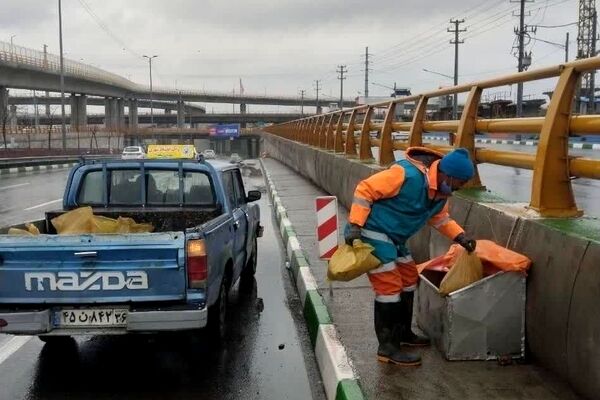 بسیج ۵۲۱ ماشین‌آلات و ۶۵۰۰ نیروی خدمات شهری برای مقابله با برف و یخبندان در مشهد
