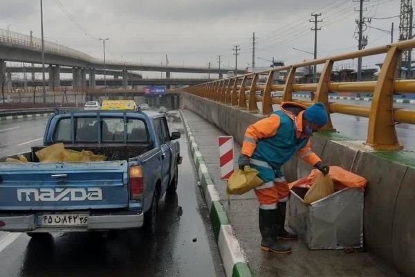 بسیج ۵۲۱ ماشین‌آلات و ۶۵۰۰ نیروی خدمات شهری برای مقابله با برف و یخبندان در مشهد
