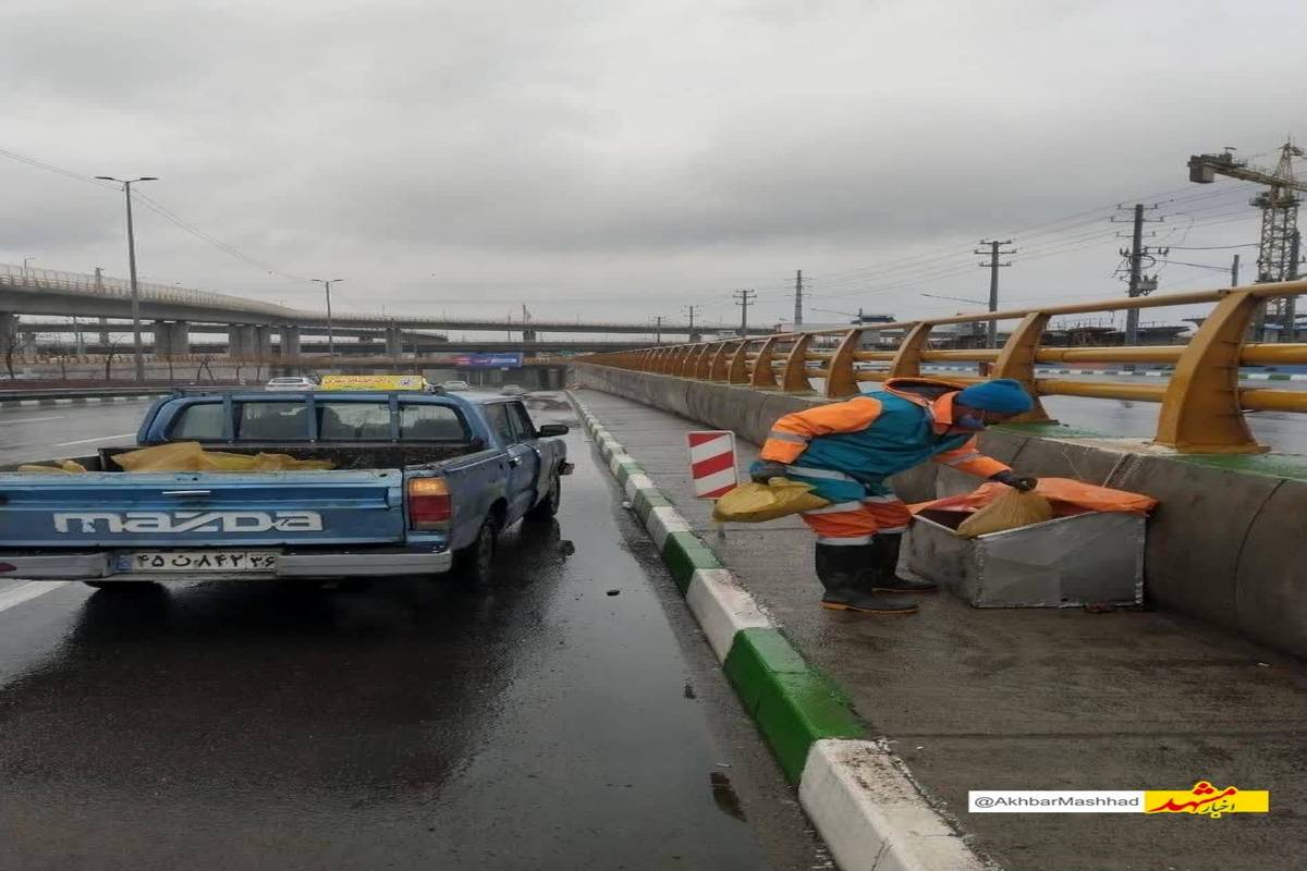 بسیج ۵۲۱ ماشین‌آلات و ۶۵۰۰ نیروی خدمات شهری برای مقابله با برف و یخبندان در مشهد

