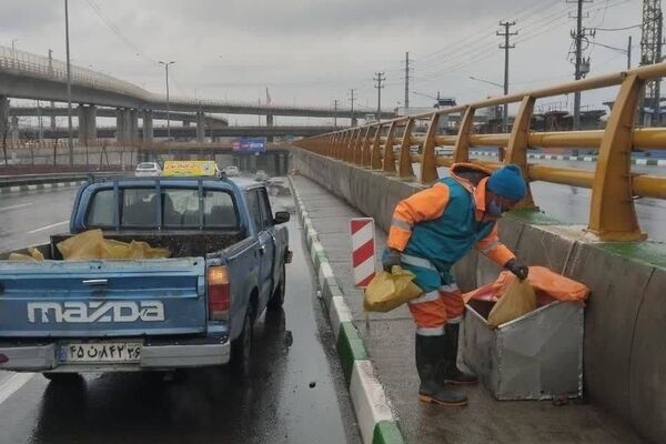 بسیج ۵۲۱ ماشین‌آلات و ۶۵۰۰ نیروی خدمات شهری برای مقابله با برف و یخبندان در مشهد
