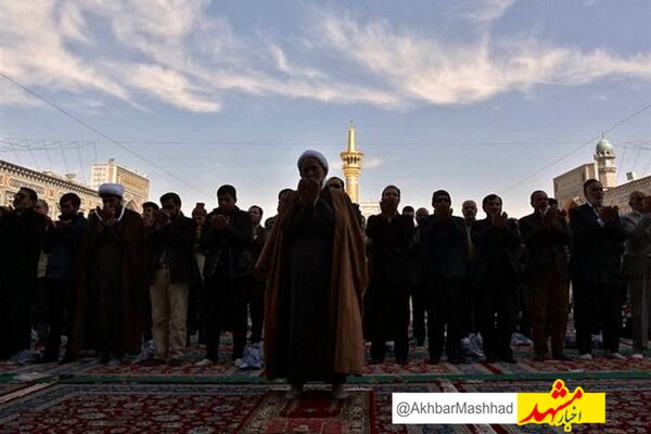دست‌های نیاز زائران حرم رضوی برای طلب باران به آسمان بلند شد