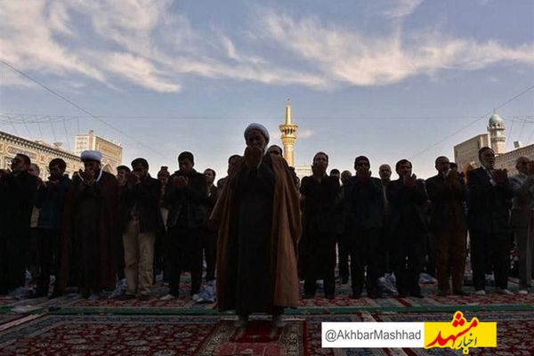 دست‌های نیاز زائران حرم رضوی برای طلب باران به آسمان بلند شد