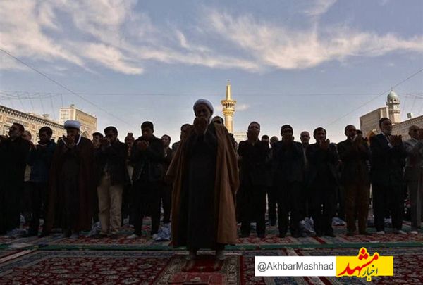 دست‌های نیاز زائران حرم رضوی برای طلب باران به آسمان بلند شد