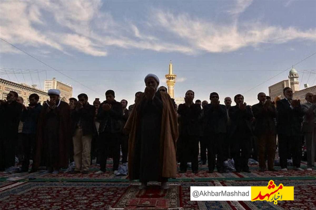 دستهای نیاز زائران حرم رضوی برای طلب باران به آسمان بلند شد