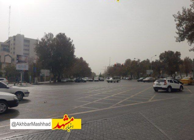 مشهد همچنان ایستاده در غبار؛ کیفیت هوا در شرایط ناسالم است