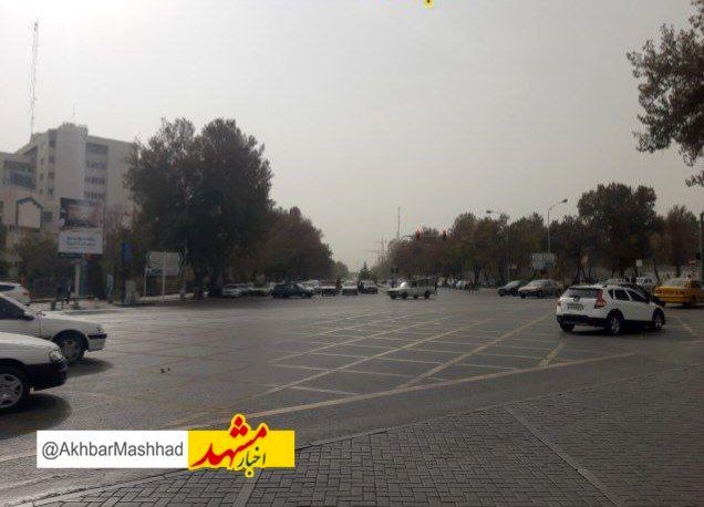 مشهد همچنان ایستاده در غبار؛ کیفیت هوا در شرایط ناسالم است