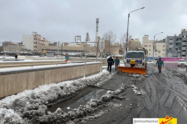 فعالیت ۴۷۳ دستگاه انواع ماشین‌آلات برای برف‌روبی معابر سطح شهر مشهد | هیچ مسدودی در سطح شهر مشهد وجود ندارد