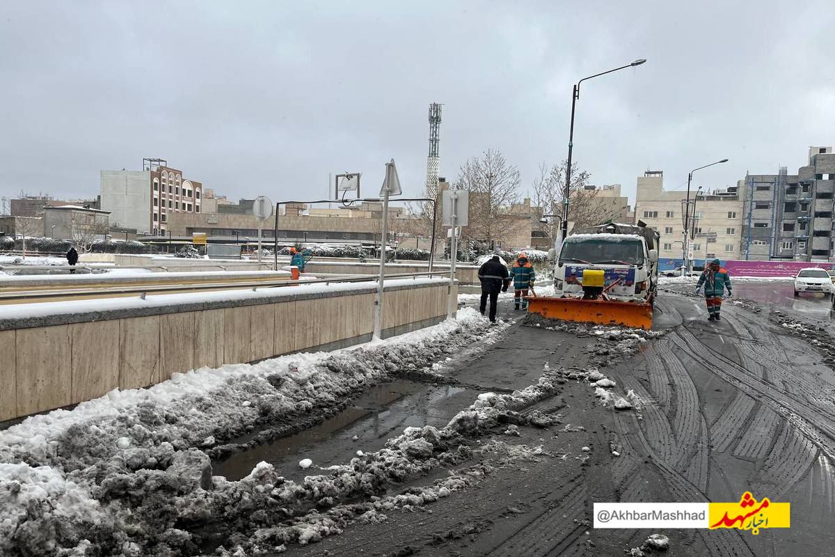 فعالیت ۴۷۳ دستگاه انواع ماشین‌آلات برای برف‌روبی معابر سطح شهر مشهد | هیچ مسدودی در سطح شهر مشهد وجود ندارد