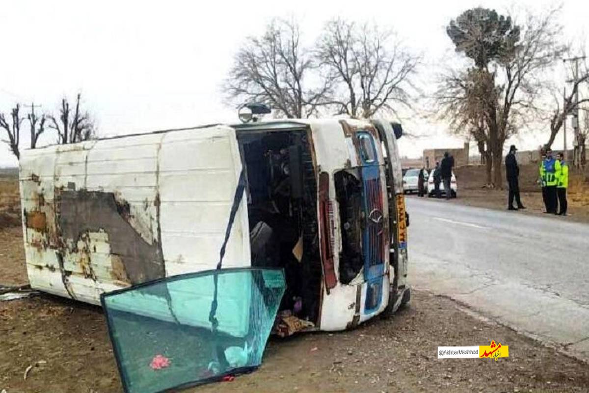 واژگونی مینی‌بوس مدرسه در جاده نیشابور-سبزوار ۱۴ مصدوم برجا گذاشت