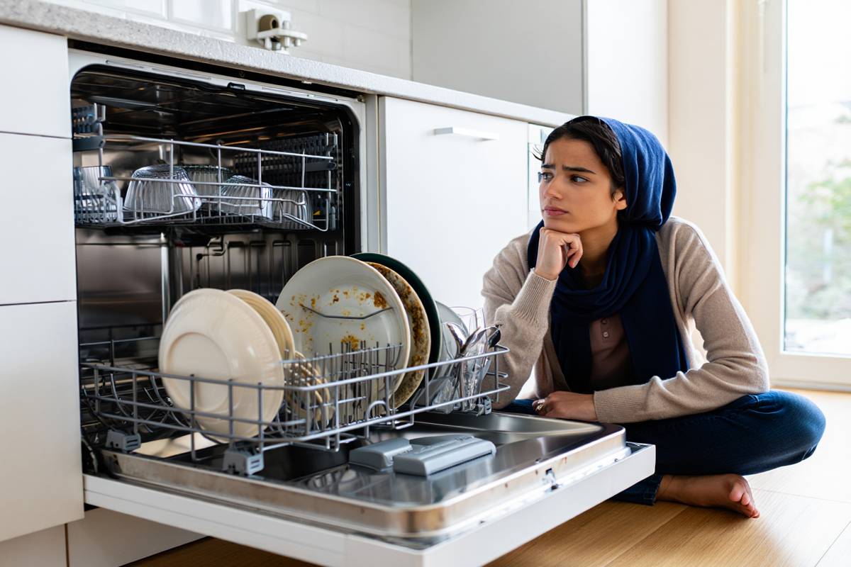 چرا ماشین ظرفشویی شما ظروف را کثیف یا لکهدار تحویل میدهد؟ علتیابی و تعمیر فوری در مشهد