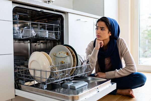 چرا ماشین ظرفشویی شما ظروف را کثیف یا لکه‌دار تحویل می‌دهد؟ علت‌یابی و تعمیر فوری در مشهد