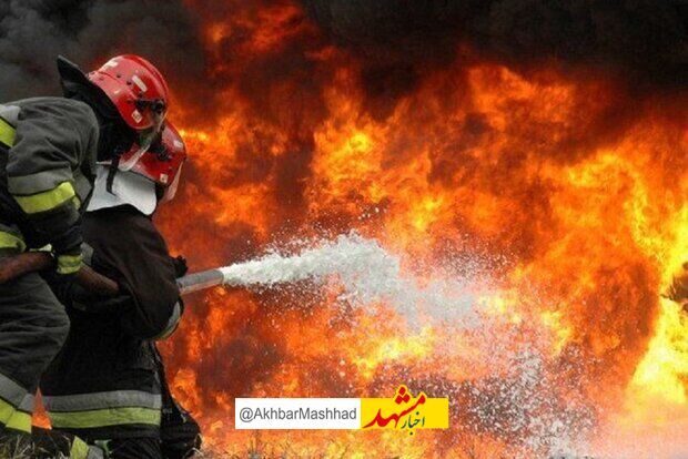 آتش‌سوزی مهیب انبار ۱۵۰۰ متری در مشهد؛ مهارحریق درکمترین زمان با عملیات قهرمانانه آتش‌نشانان