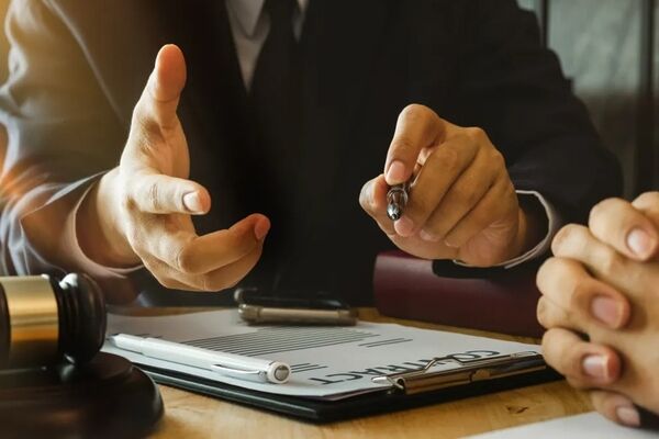 هنگام انتخاب وکیل مشهد به چه نکاتی توجه کنیم؟
