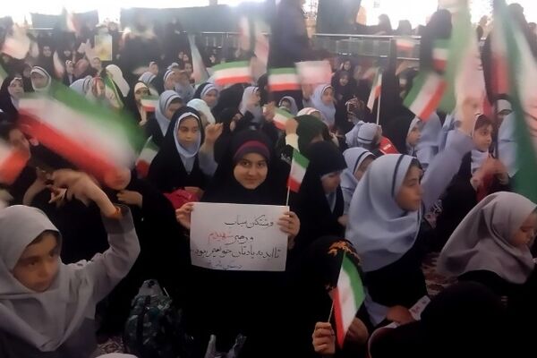 قلب ده‌ها هزار دانش‌آموز مشهدی در سوگ فرشته‌های پرکشیده میناب | مراسم چهلم شهادت دانش آموزان مدرسه شجره طیبه در حرم مطهر رضوی + فیلم