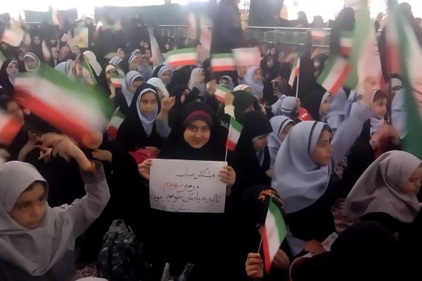 قلب ده‌ها هزار دانش‌آموز مشهدی در سوگ فرشته‌های پرکشیده میناب | مراسم چهلم شهادت دانش آموزان مدرسه شجره طیبه در حرم مطهر رضوی + فیلم