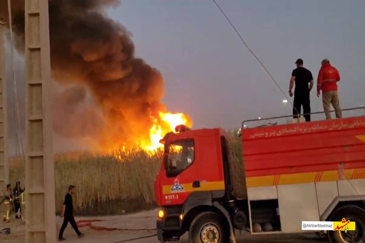 انبار لوله در گناباد دچار آتشسوزی گسترده شد