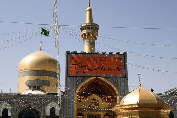 حرم مطهر امام رضا(ع) غرق در نور و عطرافشانی 