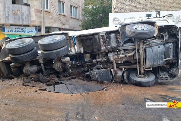 واژگونی بونکر سیمان در بلوار توس و خسارت به شبکه فاضلاب شهری