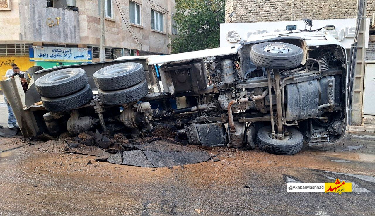 واژگونی بونکر سیمان در بلوار توس و خسارت به شبکه فاضلاب شهری