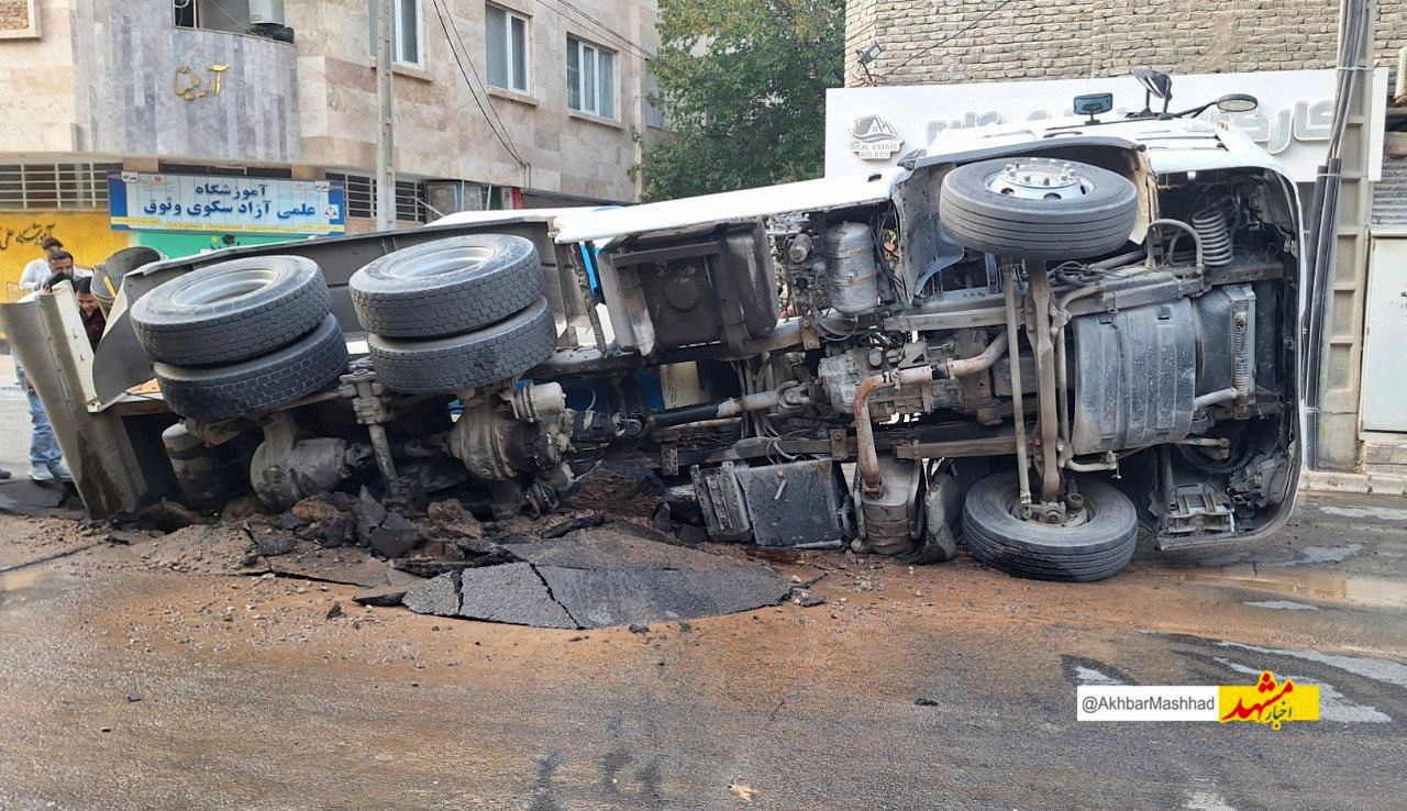 واژگونی بونکر سیمان در بلوار توس و خسارت به شبکه فاضلاب شهری