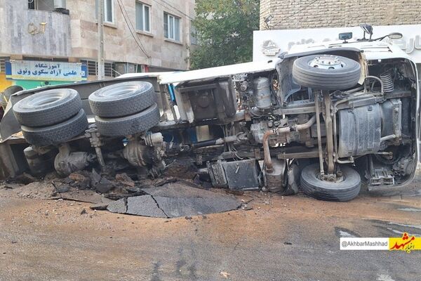 واژگونی بونکر سیمان در بلوار توس و خسارت به شبکه فاضلاب شهری