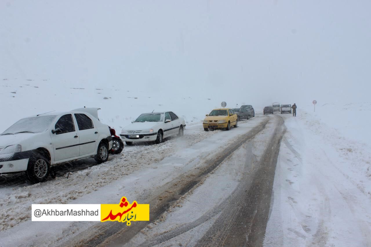 جاده های خراسان رضوی برفی و لغزنده است