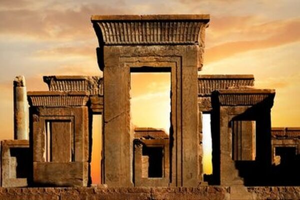 «نادیا و پویا»؛ اسامی ماندگار بر دیواره‌ی تخت‌جمشید یا زخمی تازه بر پیکر حافظه تاریخی ایران؟/ یادگاری‌نویسی روی آثار تاریخی جرم است؟
