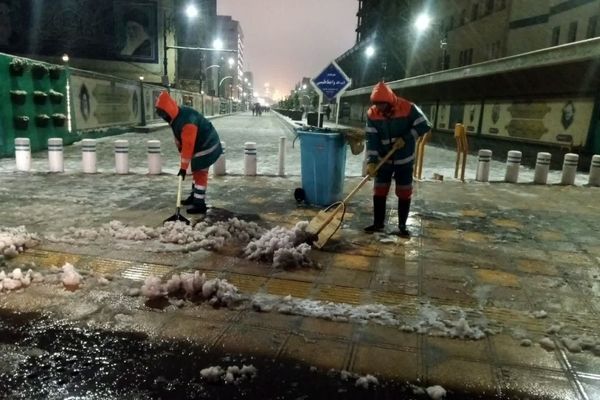 آماده‌باش کامل نیروهای منطقه ۸ برای برف‌روبی و یخ‌زدایی معابر