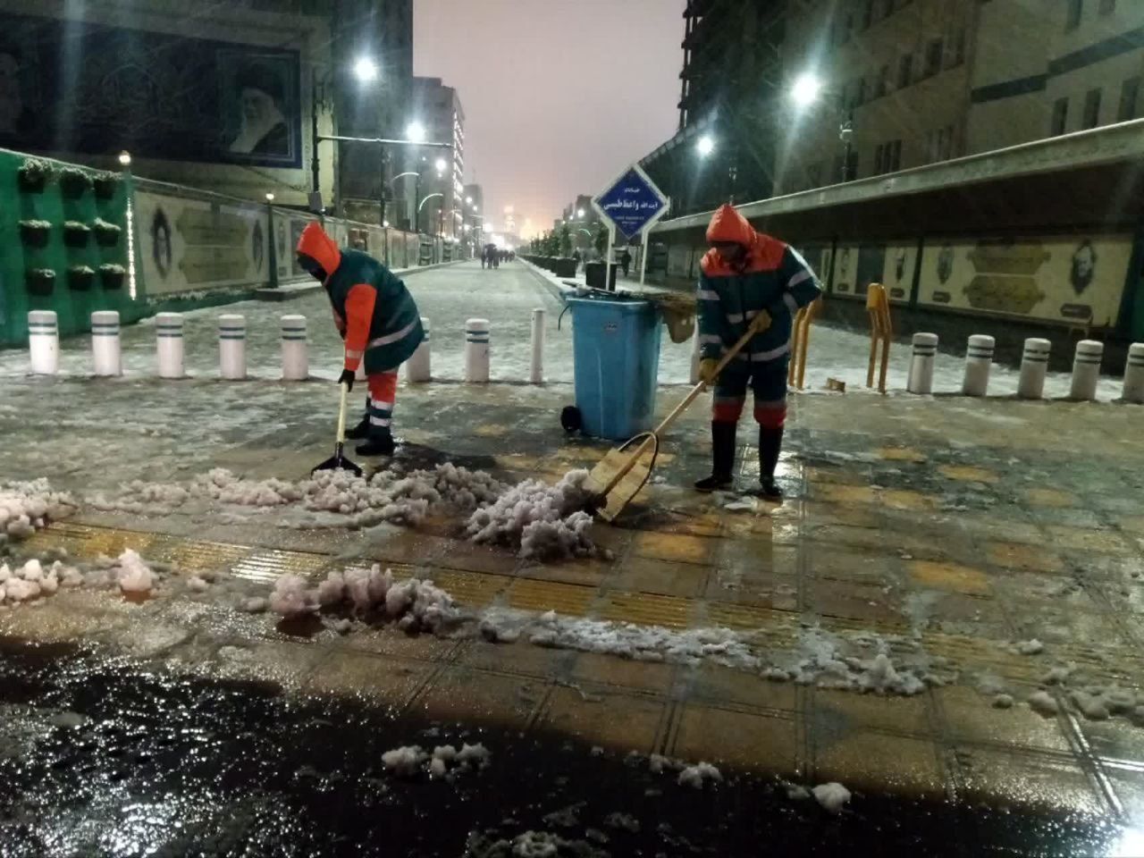 آماده‌باش کامل نیروهای منطقه ۸ برای برف‌روبی و یخ‌زدایی معابر