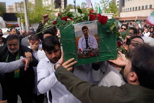 تشییع و تدفین پیکر پرستار شهید در مشهد