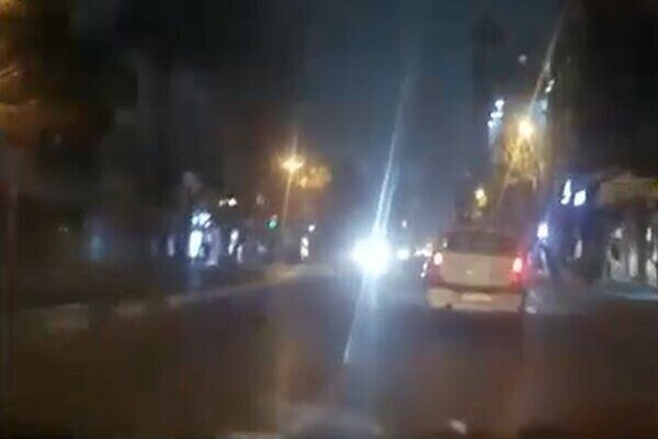درگیری‌ها در کرج / ۴ خودرو در مشهد به آتش کشیده شد / شلیک گاز اشک‌آور در بهارستان / تجمعات پراکنده در محلات مختلف تهران