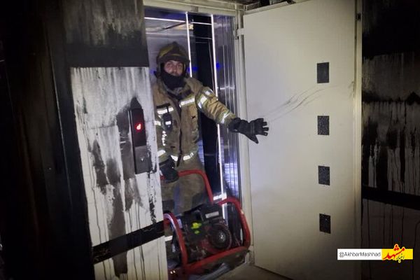 حریق یک آپارتمان در مشهد با تلاش ۲۲ آتش‌نشان مهار شد