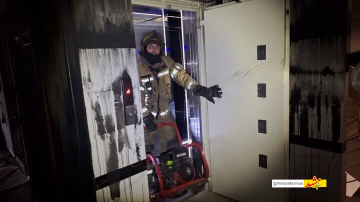 حریق یک آپارتمان در مشهد با تلاش ۲۲ آتش‌نشان مهار شد