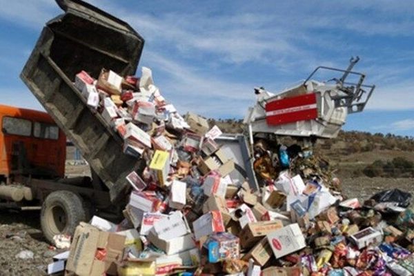 نابودی ۱۱ تن موادغذایی غیر بهداشتی در خراسان رضوی