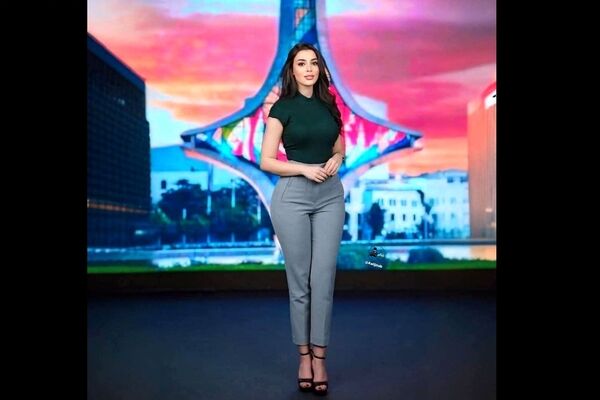 پوشش عجیب گوینده خبر تلویزیون سوریه در دوران پسا بشار اسد