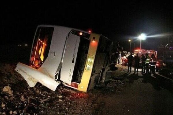 برخورد اتوبوس با کامیون در شرق سبزوار ۱۰ مصدوم داشت