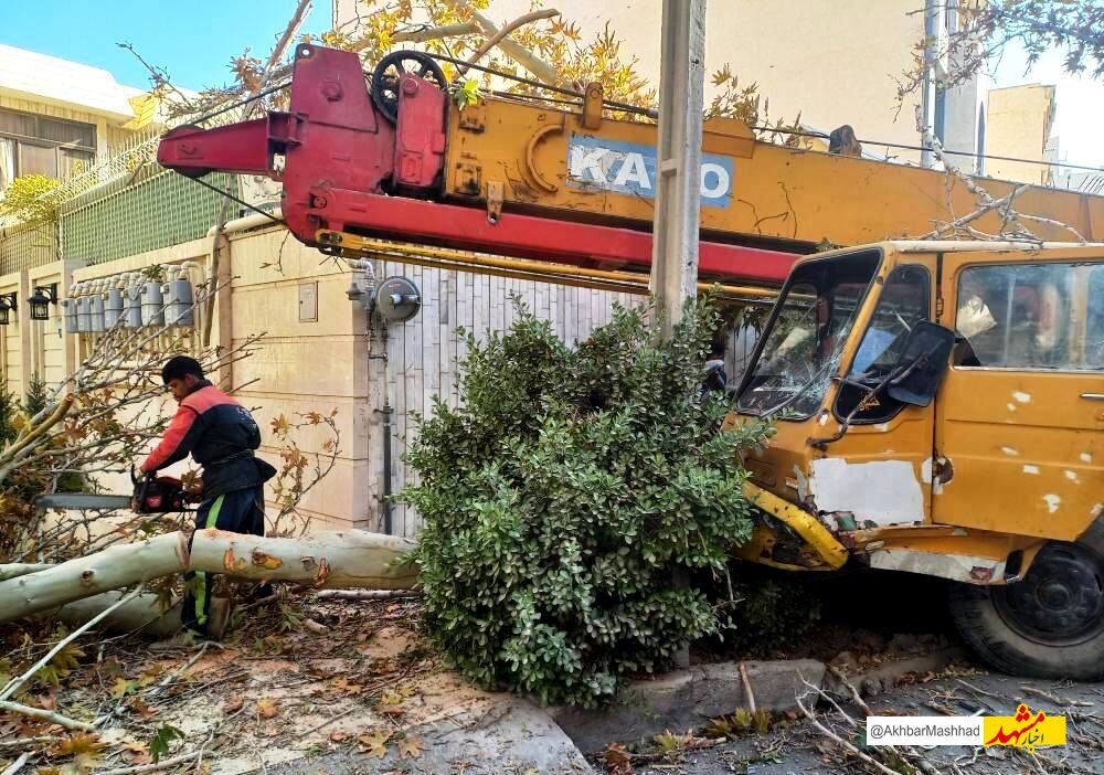 تصادف جرثقیل در مشهد خسارت سنگین به بار آورد
