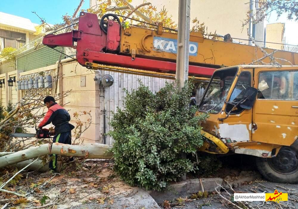 تصادف جرثقیل در مشهد خسارت سنگین به بار آورد