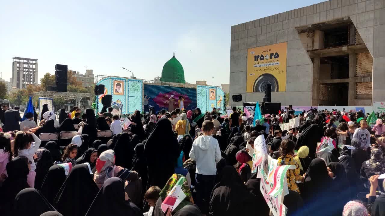 جشن میلاد پیامبر اکرم(ص) در میدان شهدای مشهد برگزار شد