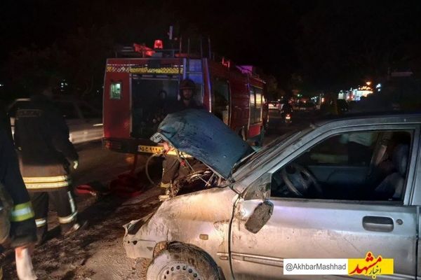 تصادف و حریق خودرو در خیابان پنج‌تن با ۲ مصدوم